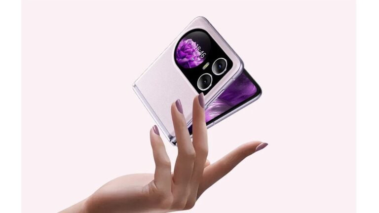 Składany telefon z fioletowym ekranem, trzymany w uniesionej dłoni z pomalowanymi na fioletowo paznokciami.