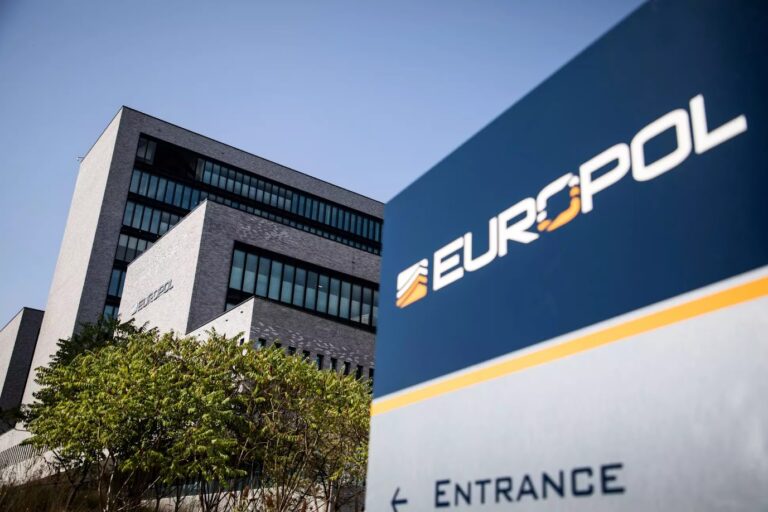 Budynek Europolu z widocznym logo na pierwszym planie.