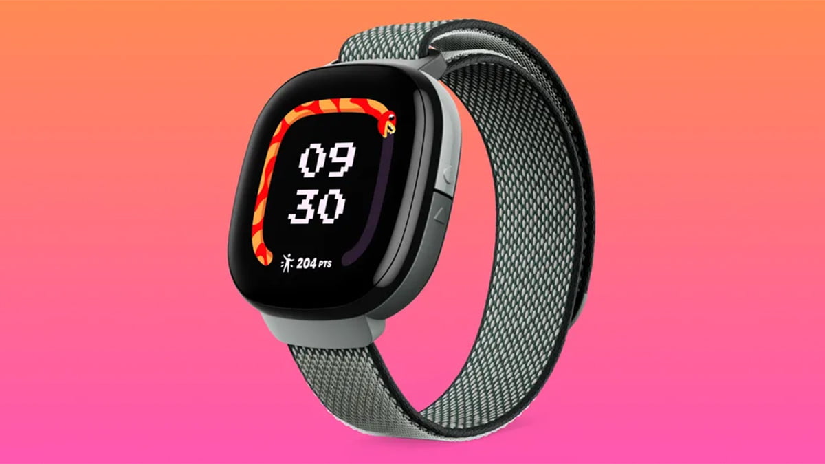 Smartwatch z czarnym ekranem i szarą opaską na różowo-pomarańczowym tle.