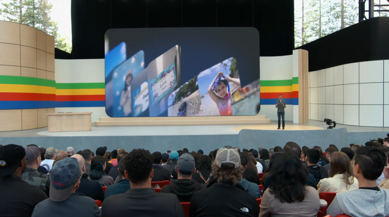 Prezentacja przed publicznością na dużym ekranie, na którym wyświetlane są obrazy dzieci.