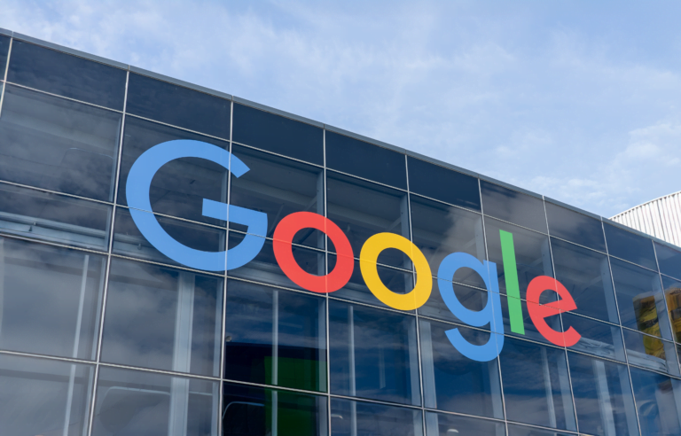 Logo Google na szklanej fasadzie budynku.