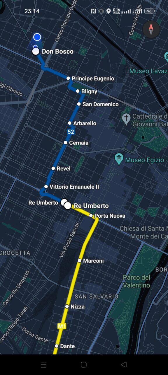 Mapa linii metra w Turynie z zaznaczonymi stacjami na niebieskiej, białej i żółtej trasie. Aplikacja Google Maps