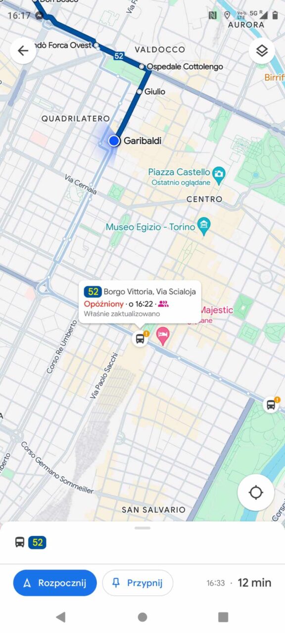 Google Maps przedstawiające trasę autobusu nr 52 w Turynie, opóźnionego o 16:22, z przystankiem na Via Scialoja, Borgo Vittoria. W tle widoczne są nazwy ulic i lokalnych punktów orientacyjnych takich jak Piazza Castello i Museo Egizio - Torino.