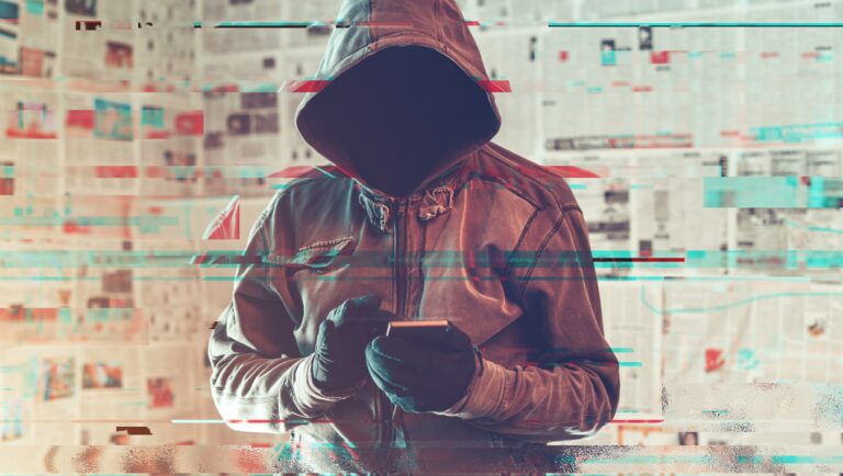 Anonimowa osoba w kapturze trzymająca telefon komórkowy, otoczona cyfrowymi zakłóceniami.