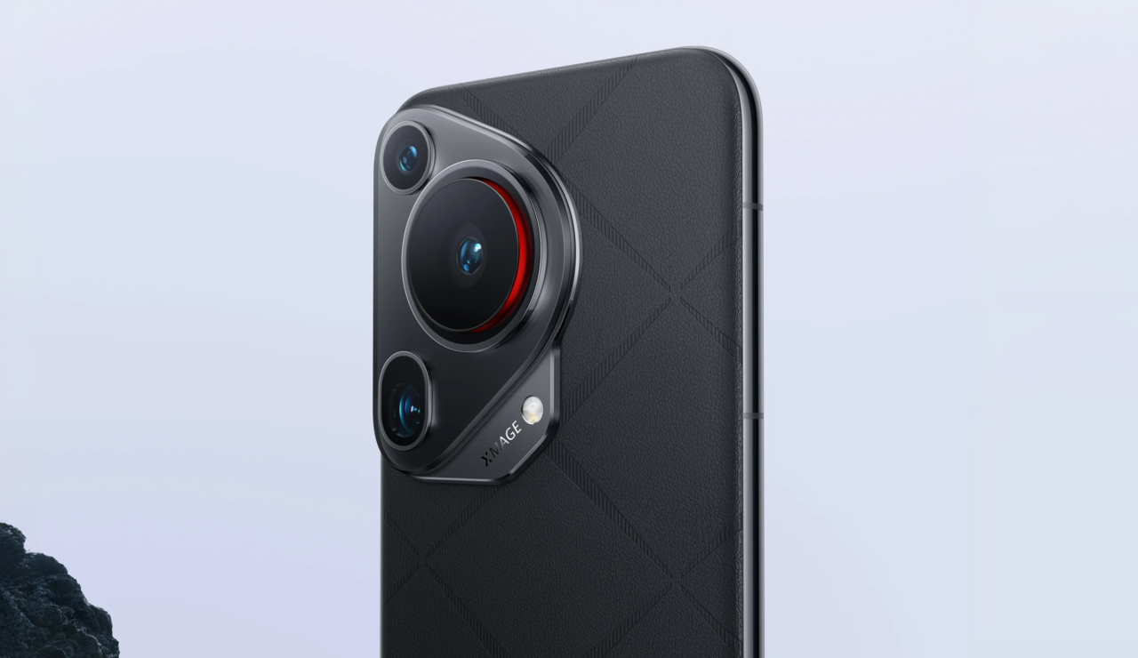 Um smartphone com câmera tripla e padrão de couro na capa traseira.