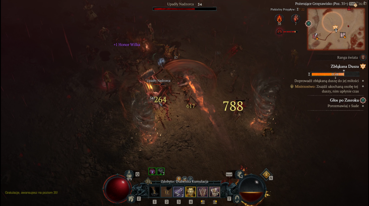 Zrzut ekranu z gry komputerowej Diablo 4 z postacią walczącą z wrogami, interfejs gry pokazuje informacje o zdrowiu i zadaniach.