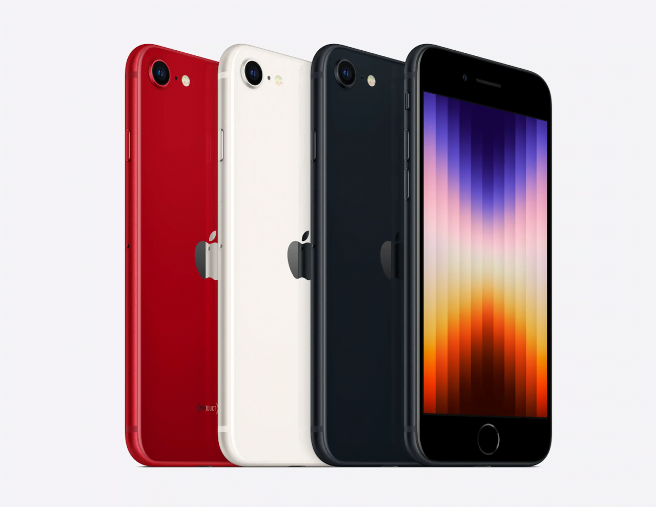 Trzy iPhone'y SE w kolorach czerwonym, białym i czarnym, obok siebie na białym tle.