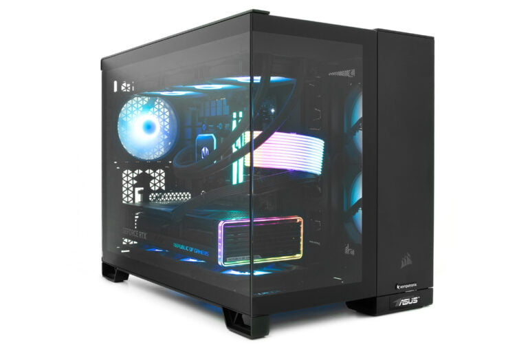 Obudowa komputera PC z przezroczystym panelem bocznym, ukazującym podświetlane komponenty wewnętrzne.