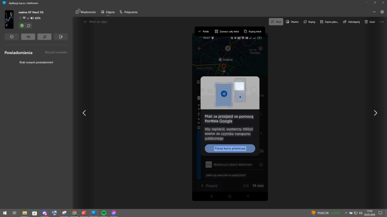 Zrzut ekranu przedstawiający komputer z widokiem na telefon realme GT Neo2 5G z powiadomieniem o płatnościach za przejazd za pomocą Portfela Google.