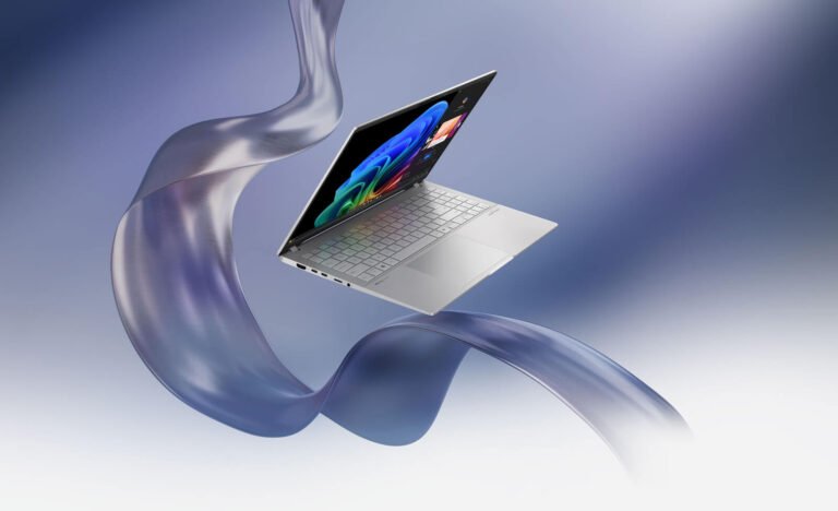 Lekki laptop z wsparciem Copilot unosi się na tle fioletowego gradientu z przezroczystą wstążką.