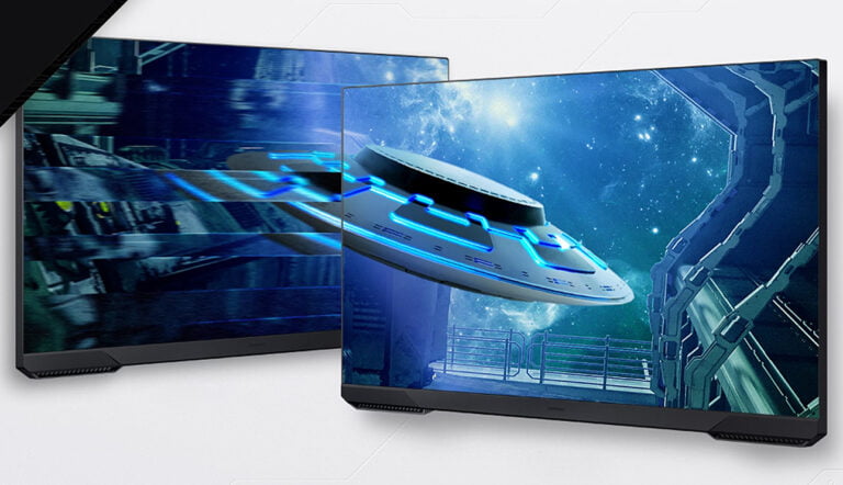 Dwa monitory porównujące jakość obrazu; jeden wyświetla rozmyty obraz, a drugi wyraźny statek kosmiczny na tle gwieździstego nieba.