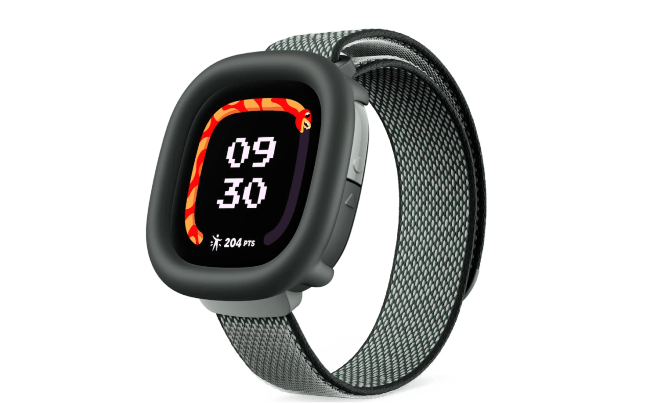 Smartwatch z siatkowym paskiem i kolorowym ekranem wyświetlającym grę w węża oraz godzinę 09:30.