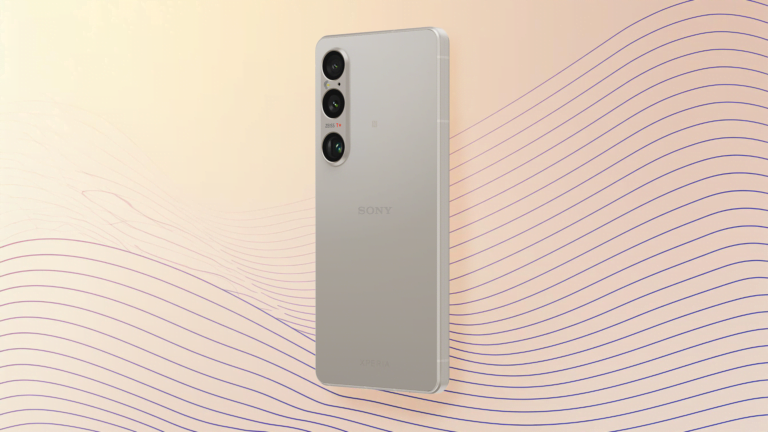 Tylny widok srebrnego smartfona Sony Xperia z trzema aparatami i logo Sony na prążkowanym tle.