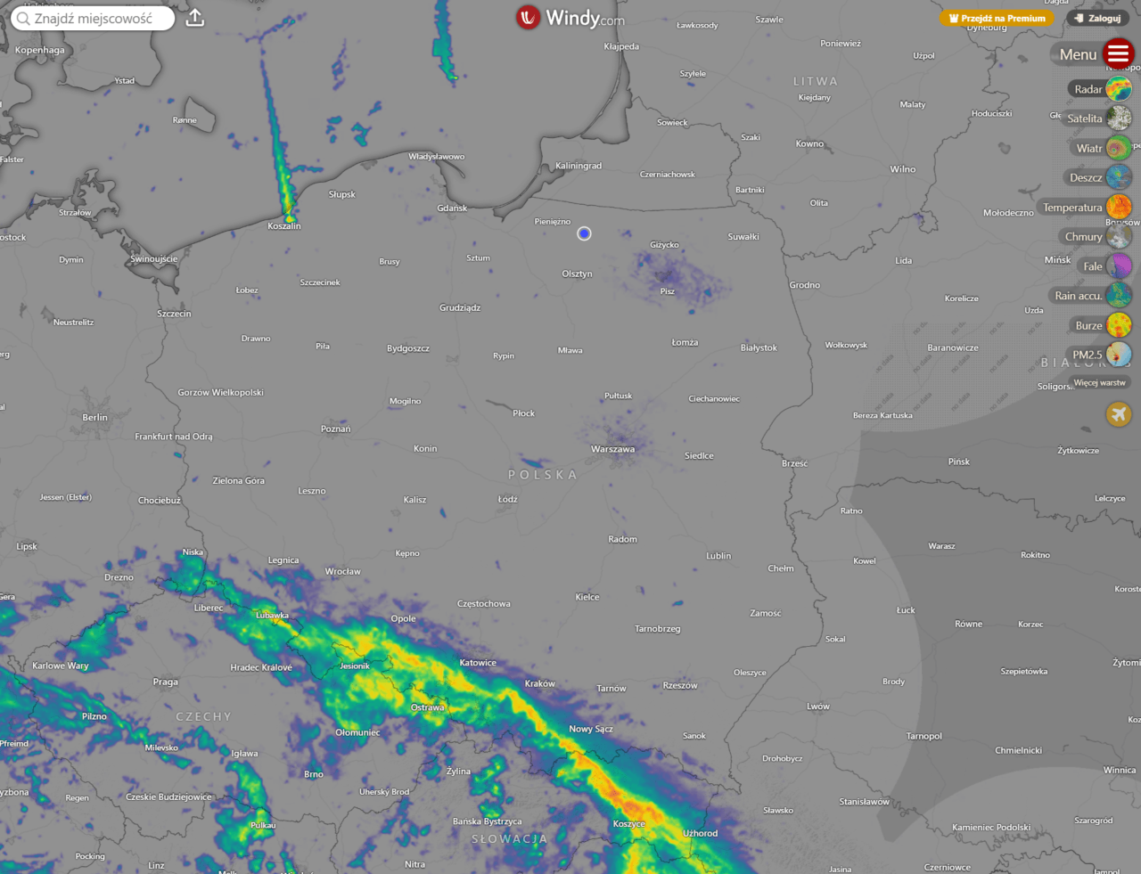Mapa meteorologiczna Polski z zaznaczonymi opadami deszczu i burz.