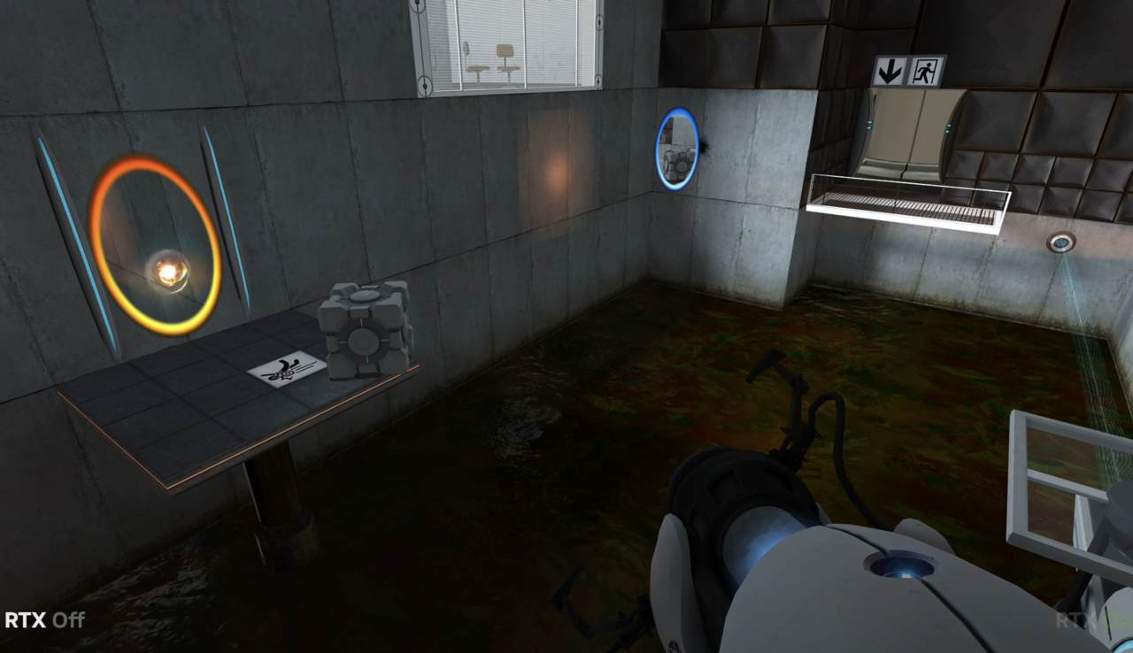 Widok z gry Portal, pokazujący dwa portale w różnych kolorach na ścianach, kostkę do przenoszenia na stole oraz trzymane przez gracza urządzenie do tworzenia portali.