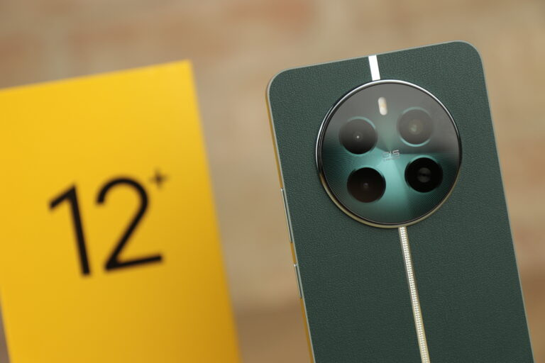 Smartfon Realme 12+ 5G w zielonym kolorze, pokazujący szczegółowy widok aparatu, z rozmazanym żółtym tłem z napisem 12+.