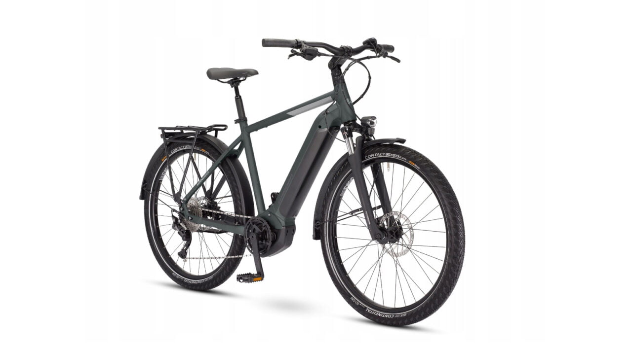 Elektryczny rower górski z mocną ramą, dużymi oponami, amortyzatorem przednim i bagażnikiem z tyłu.
