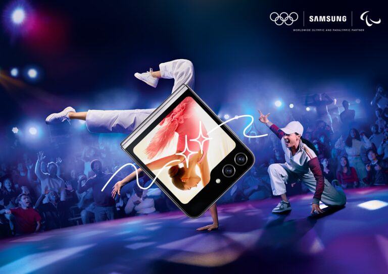 Reklama Samsunga z dwiema osobami tańczącymi breakdance na scenie, na pierwszym planie telefon Samsung ze złożonym ekranem, w tle widownia.