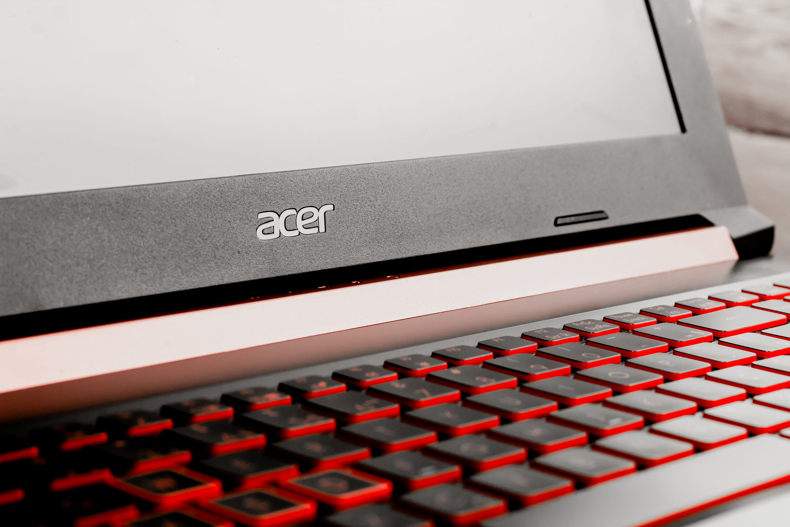 Zbliżenie na laptop Acer z podświetlaną klawiaturą.