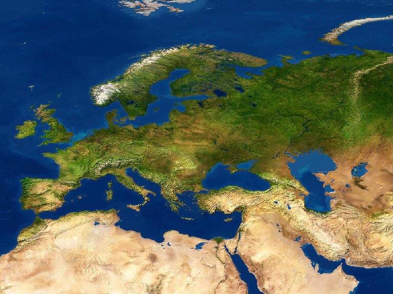 Satelitarna mapa Europy pokazująca zieloną roślinność na północy i północnym zachodzie oraz jaśniejsze, pustynne kolory na południu.