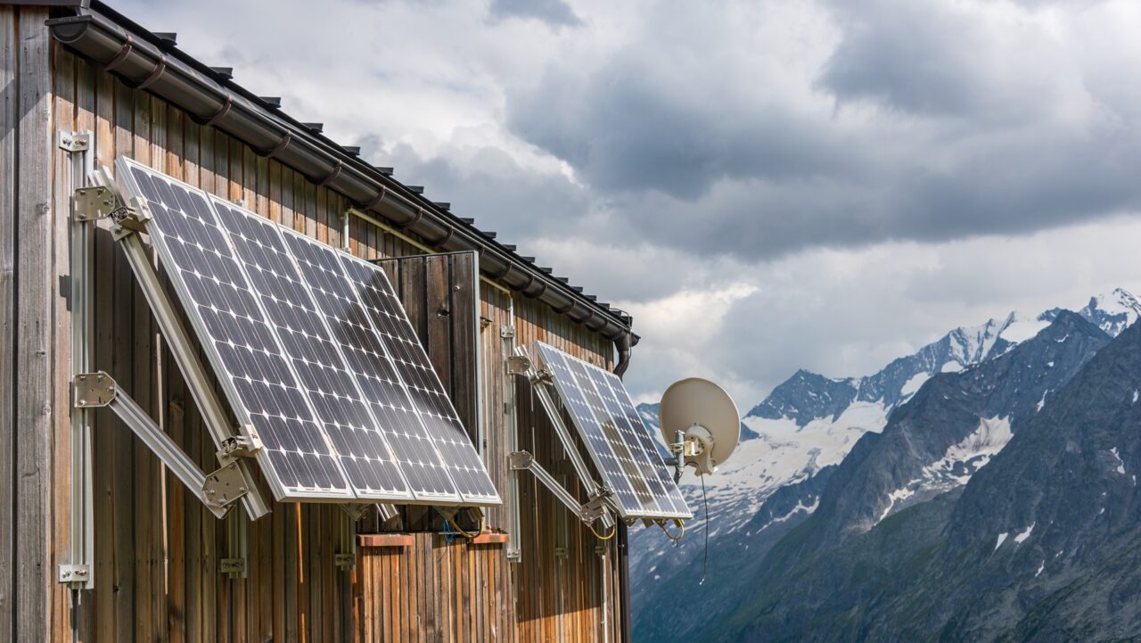 panele słoneczne na ścianie budynku w górach