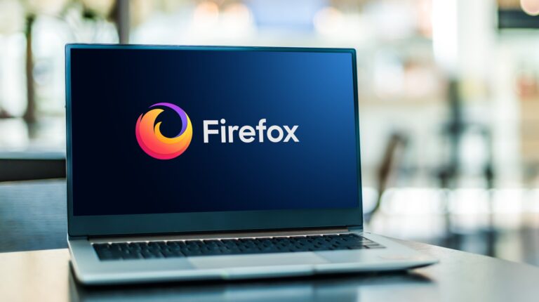 laptop wyświetlający na ekranie logo przeglądarki Mozilla Firefox