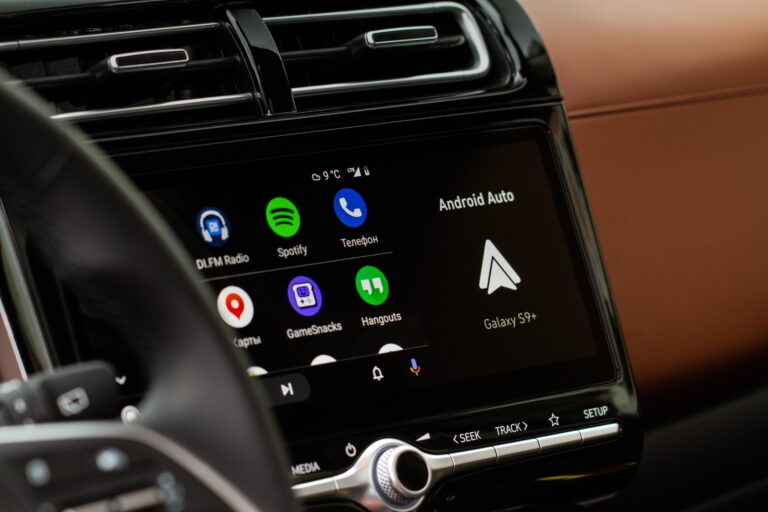 Ekran nawigacji w samochodzie z Android Auto, aplikacje Spotify, Hangouts, DLFM radio.
