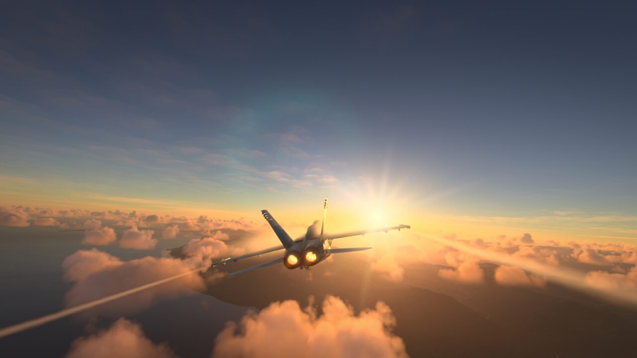 Avião militar voando acima das nuvens ao pôr do sol.