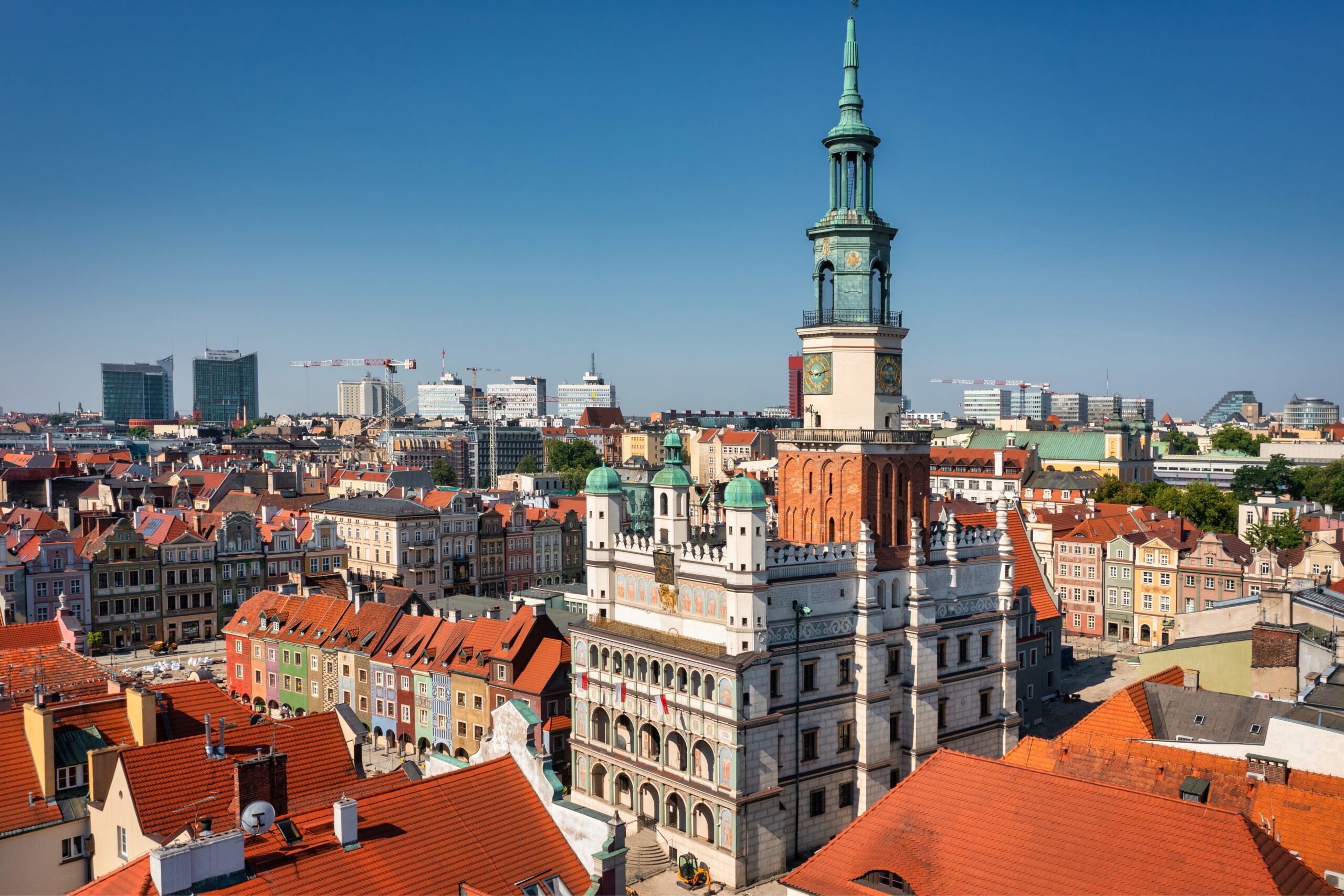 Panorama Poznania z widokiem na ratusz i stare miasto.
