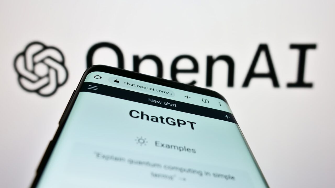 ChatGPT nie działa Smartfon z wyświetlonym ekranem strony ChatGPT firmy OpenAI, na tle logo OpenAI.