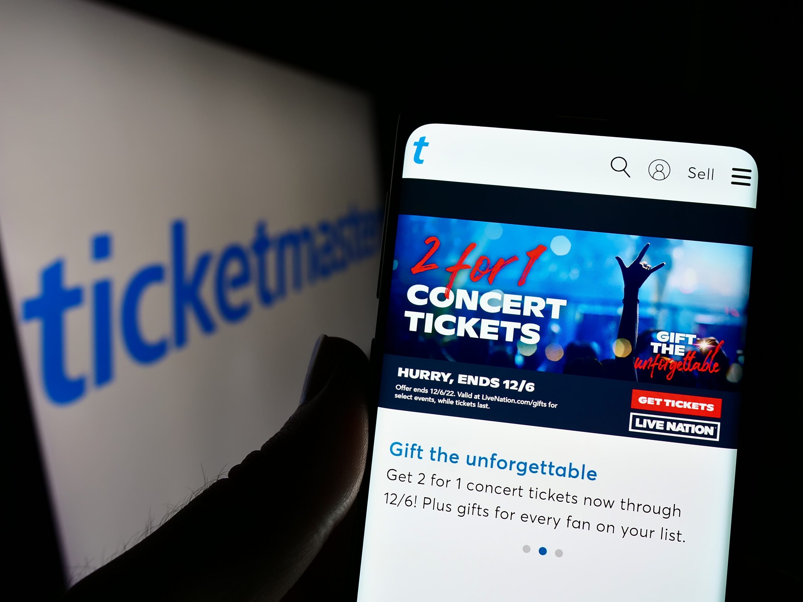 Strona internetowa Ticketmaster na smartfonie z ofertą biletów na koncerty 2 za 1.