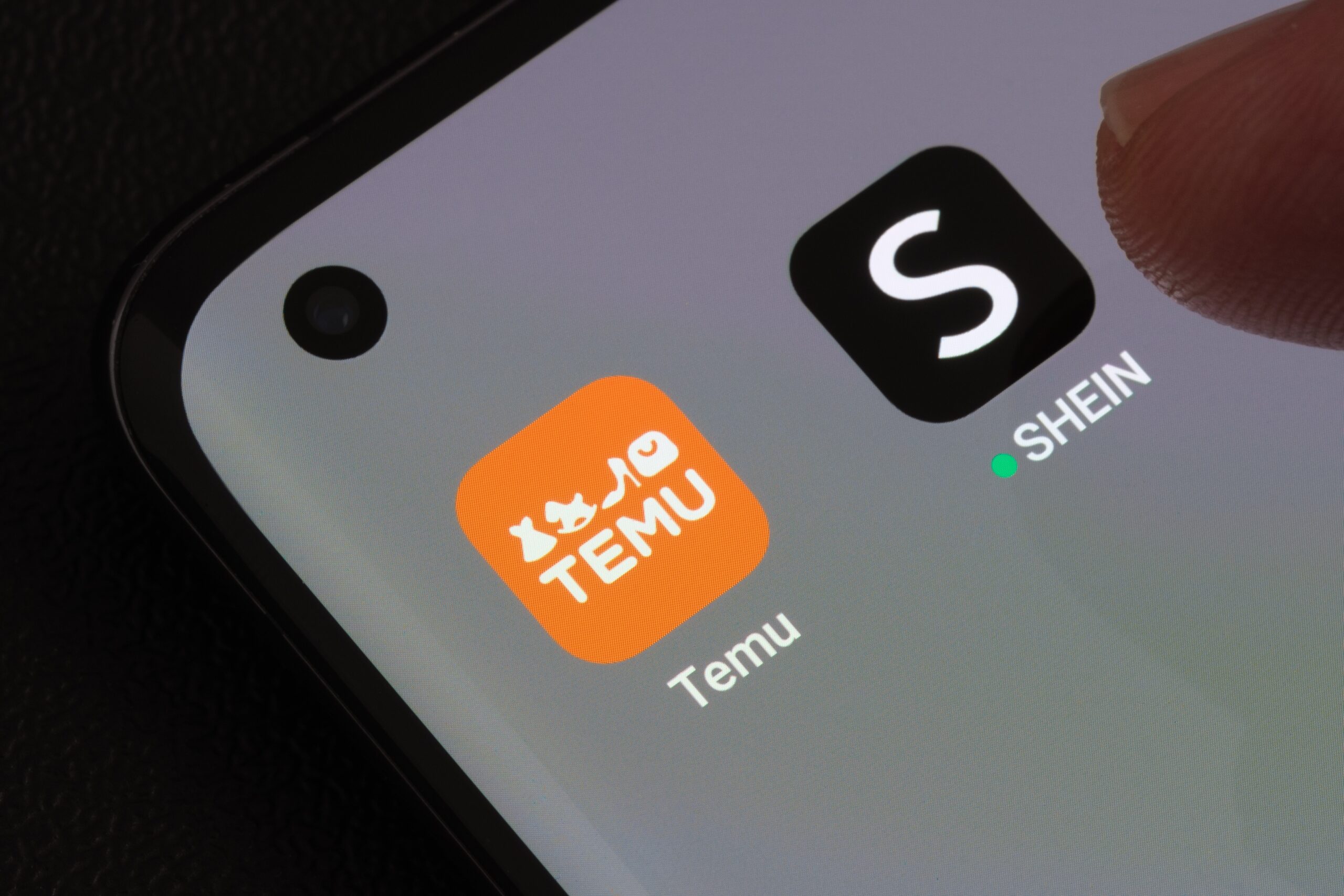 Ikony aplikacji Temu i Shein na ekranie smartfona.