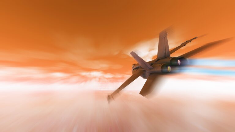 Samolot myśliwski w locie z dużą prędkością na pomarańczowym tle z rozmytymi chmurami.