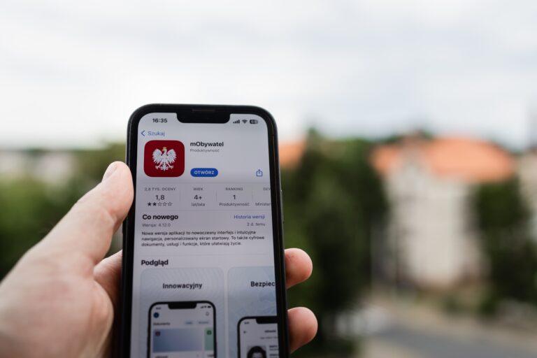 Osoba trzymająca smartfon z otwartą aplikacją mObywatel.