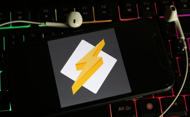 Logo Winamp na ekranie smartfona, tło to klawiatura komputerowa.