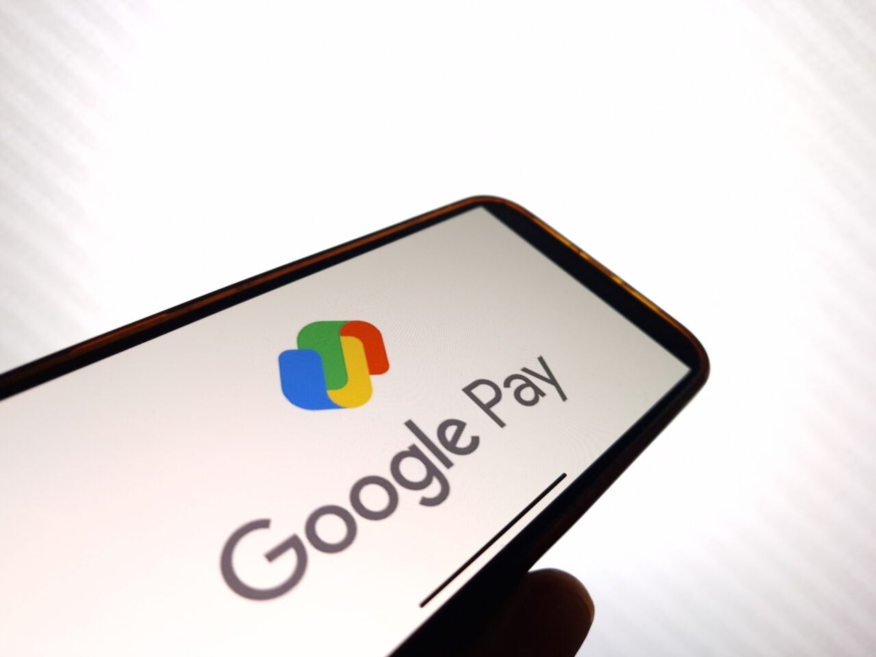 funkcje Google Pay, logo na ekranie smartfona.