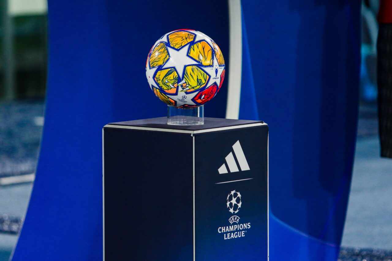 Finał Ligi Mistrzów okiem sztucznej inteligencji. Piłka do piłki nożnej z logo UEFA Champions League na postumencie z logiem Adidas.