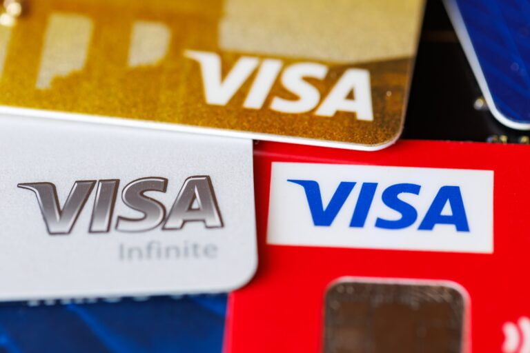 Zbliżenie na karty kredytowe Visa w różnych kolorach.