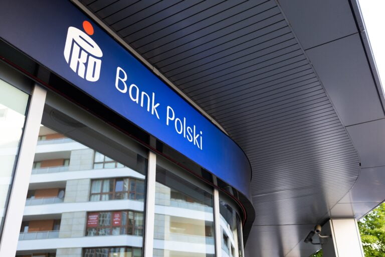 Napis i logo PKO Bank Polski na budynku.