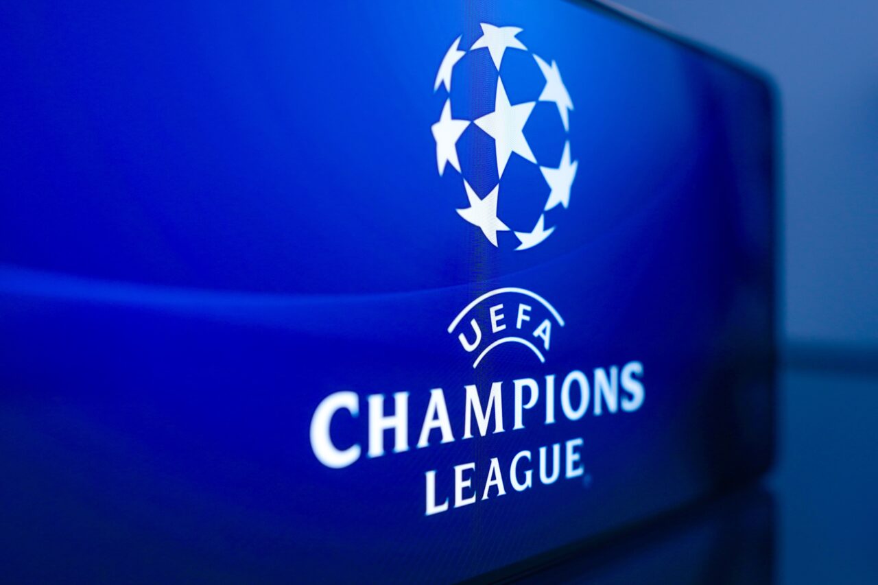 Logo Ligi Mistrzów UEFA na niebieskim tle.