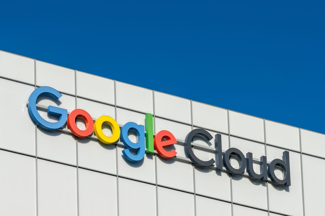 Logo Google Cloud na budynku.