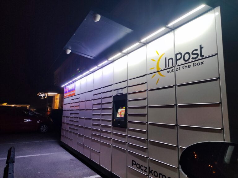 Automat paczkowy InPost oświetlony nocą.