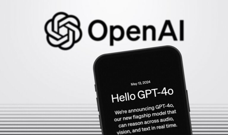 Logo OpenAI oraz komunikat na telefonie ogłaszający GPT-4o.