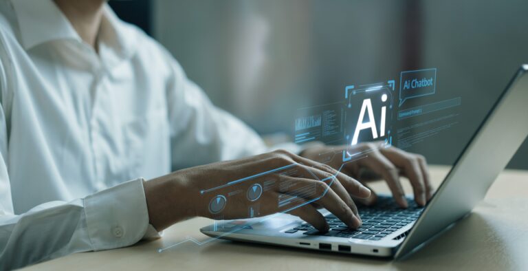 Osoba używająca laptopa z holograficznymi wyświetlaczami interfejsu AI i chatbota