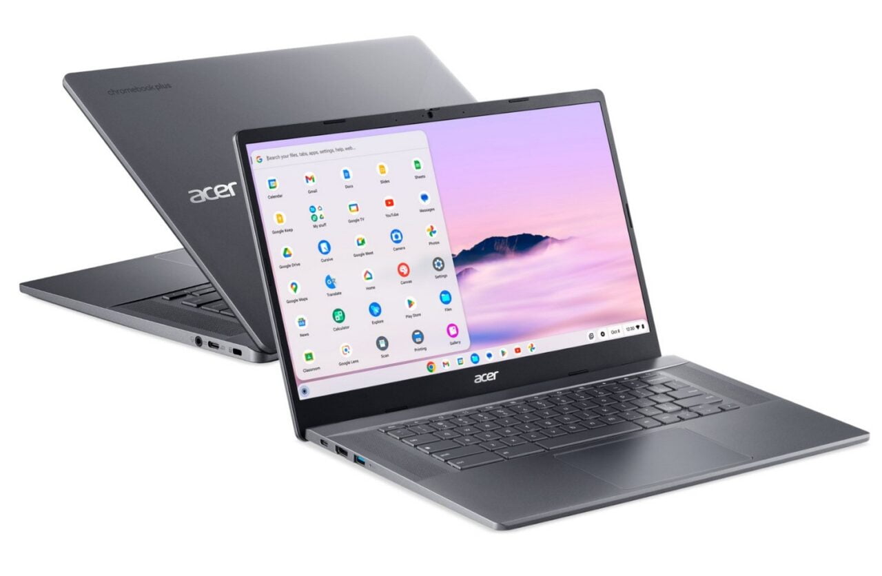 Dwa laptopy Acer Chromebook Spin na białym tle, jeden wyświetla ekran startowy z ikonami aplikacji.