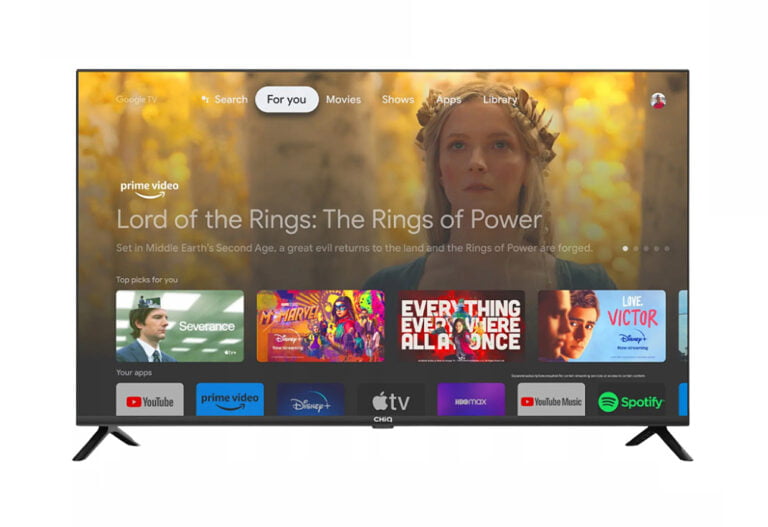 Telewizor pokazujący główny ekran Google TV z reklamą serialu "Lord of the Rings: The Rings of Power" oraz ikonami popularnych aplikacji streamingowych.