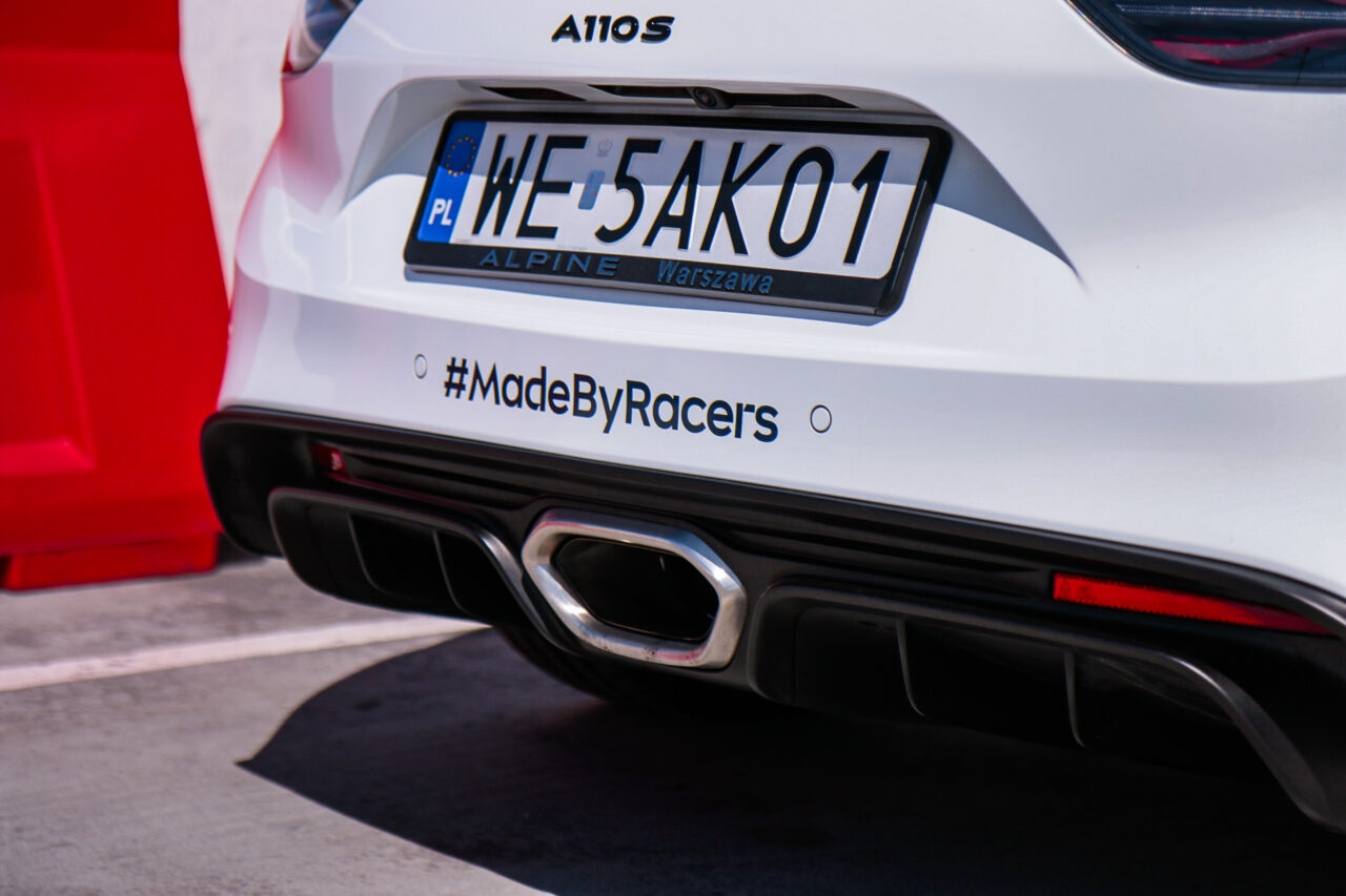 Tylny zderzak białego samochodu z rejestracją WE5AK01 i napisem #MadeByRacers, test Alpine A110 S.