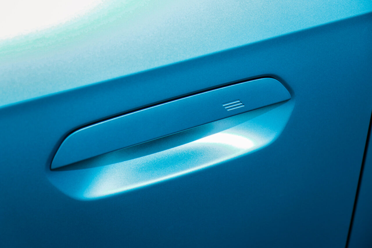 Szczegółowe zdjęcie klamki od BMW X1 M35i w kolorze niebieskim podczas testu.