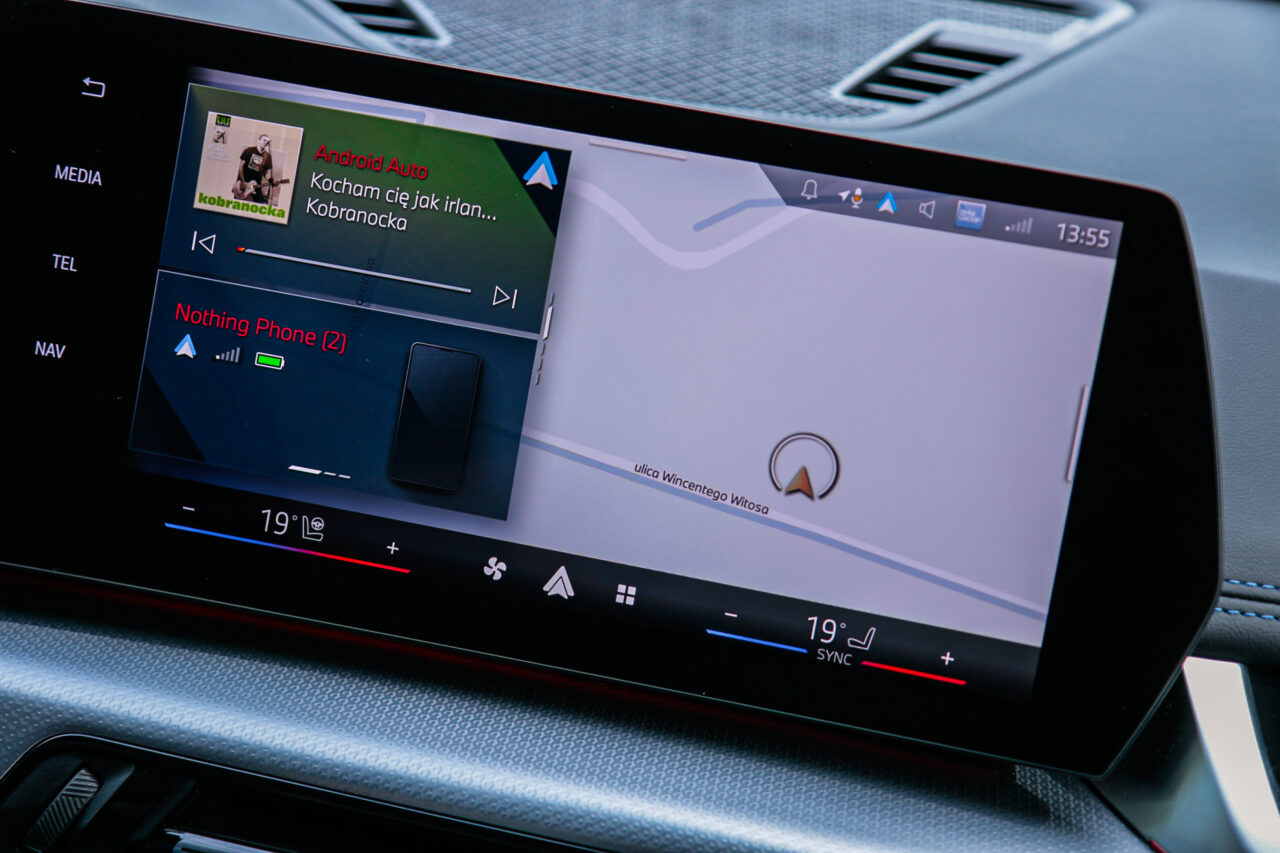 Wyświetlacz systemu multimedialnego w BMW X1 M35i, pokazujący interfejs Android Auto i mapę nawigacji.