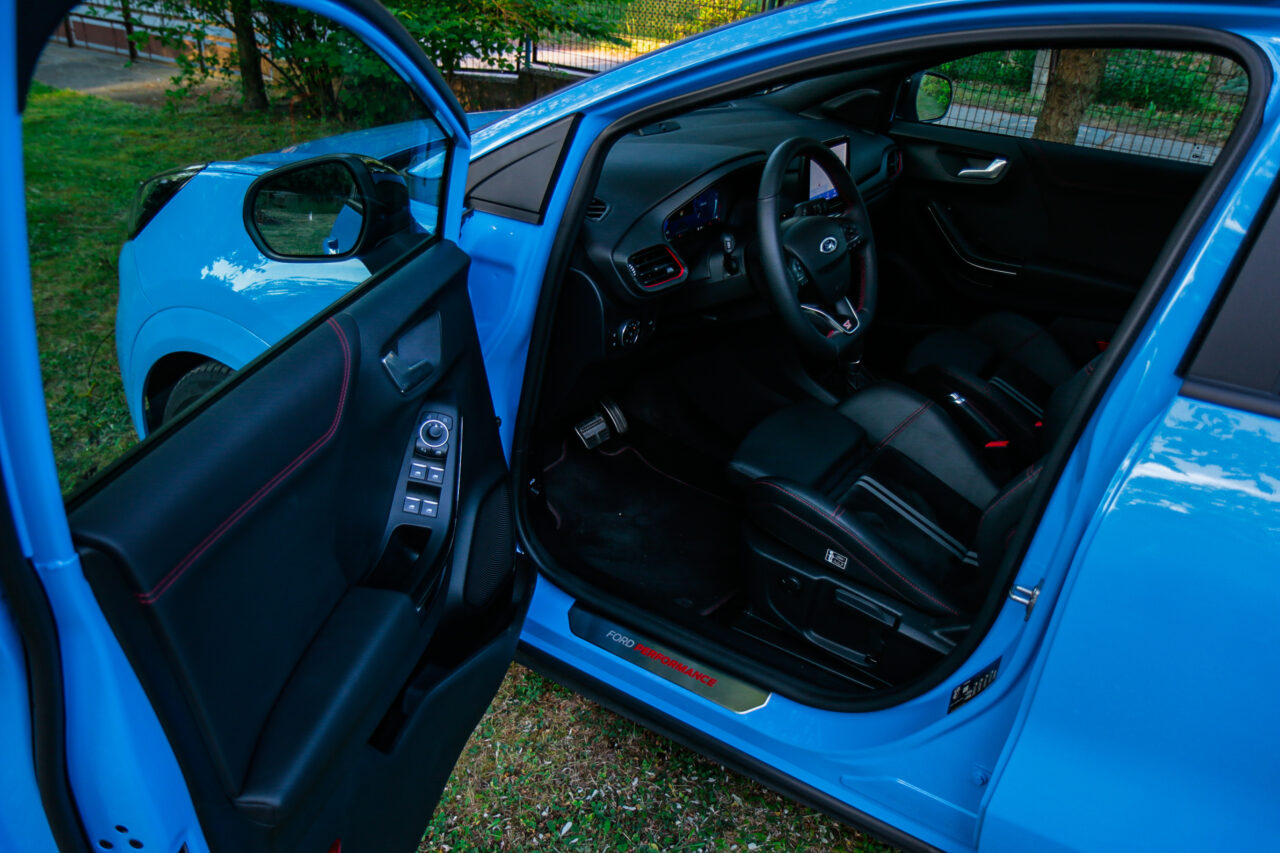 Wnętrze samochodu na test Ford Puma ST X, widok na otwarte drzwi kierowcy.